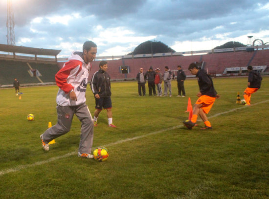 El cuadro estudiantil activó su práctica de fútbol en horario nocturno, en el estadio Patria.