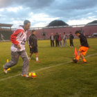 El cuadro estudiantil activó su práctica de fútbol en horario nocturno, en el estadio Patria.