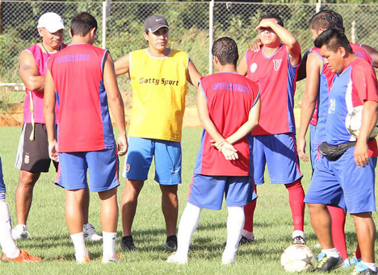 Miguel Mercado y sus jugadores durante una práctica.