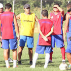 Miguel Mercado y sus jugadores durante una práctica.