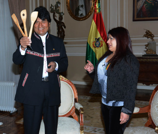 ENCUENTRO. Elba Rodríguez recibió algunos obsequios del Presidente.