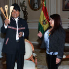 ENCUENTRO. Elba Rodríguez recibió algunos obsequios del Presidente.