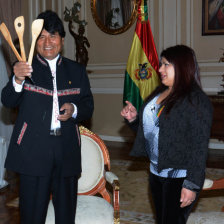 ENCUENTRO. Elba Rodríguez recibió algunos obsequios del Presidente.