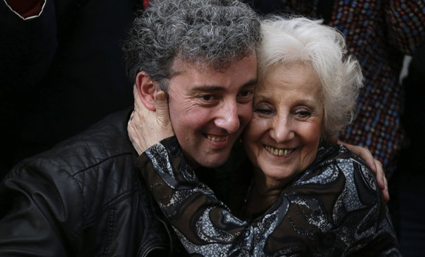 ENCUENTRO. El msico Ignacio Hurban junto a Estela de Carlotto, ayer.