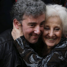 ENCUENTRO. El msico Ignacio Hurban junto a Estela de Carlotto, ayer.