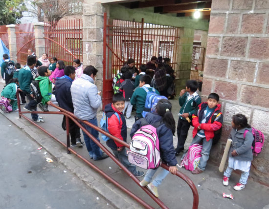 FRO. Los estudiantes de las escuelas asistieron a clases bien abrigados.