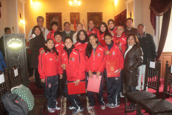 El equipo completo y las autoridades luego del acto de ayer.