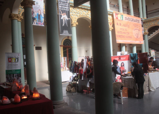 OFERTA. La venta de productos con identidad cultural realizada en la Casa de la Cultura Universitaria.