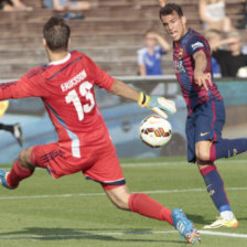 Sandro (d) marc el sexto y ltimo gol del triunfo del Barcelona sobre el HJK Helsinki.