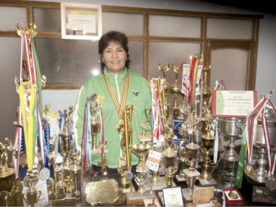 Decenas de copas, trofeos, medallas y plaquetas que cosech durante su larga trayectoria deportiva.