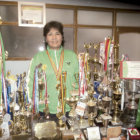 Decenas de copas, trofeos, medallas y plaquetas que cosech durante su larga trayectoria deportiva.