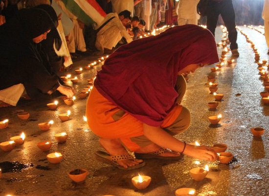 LUTO. Religiosas ponen velas a los fallecidos.