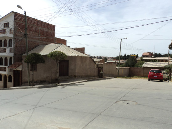 AMPLIACIN. Hasta aqu tendra que llegar la ampliacin de la calle Ayacucho; debe pasar por el terreno que se observa al fondo de la fotografa, propiedad de la comunidad San Juan de Dios.