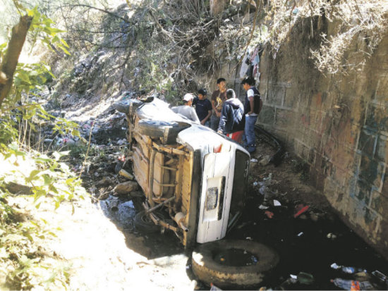 INFORME. El vehculo qued casi destrozado en la quebrada cerca al puente de Tucsupaya.