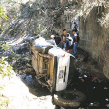 INFORME. El vehculo qued casi destrozado en la quebrada cerca al puente de Tucsupaya.