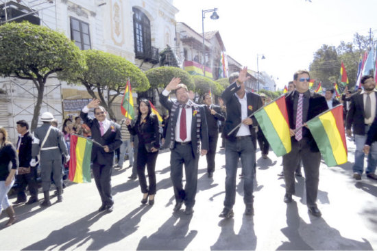 CANDIDATO. Postulantes de Unidad Demcrata durante su participacin en el desfile del 6 de Agosto recin pasado, en Sucre.