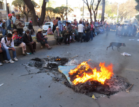 PROTESTA. La vigilia instalada por yamparas y qhara qharas en el TCP fue intervenida.