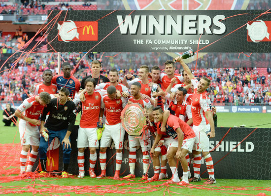 Los jugadores del Arsenal festejan el ttulo conseguido en Wembley.