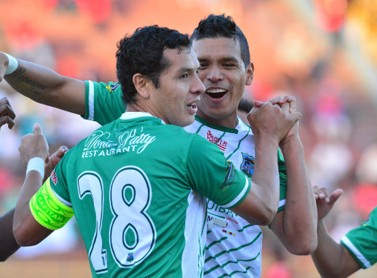 La celebracin de uno de los goles de Petrolero; abajo, una jugada del partido entre chaqueos y vallunos.