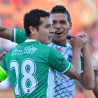 La celebracin de uno de los goles de Petrolero; abajo, una jugada del partido entre chaqueos y vallunos.