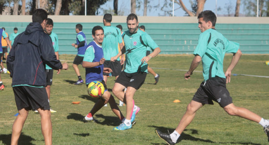 El espaol Ignacio Rodrguez (2i) se sum a los entrenamientos del primer plantel y podra jugar este viernes, frente al cuadro cochabambino, en Sucre.