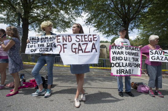 PROTESTA. Varias personas se manifestaron ayer en contra de las acciones de Israel en Gaza, a las afueras de la Embajada israel, en Washington.