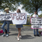 PROTESTA. Varias personas se manifestaron ayer en contra de las acciones de Israel en Gaza, a las afueras de la Embajada israel, en Washington.