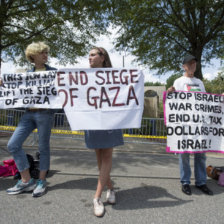 PROTESTA. Varias personas se manifestaron ayer en contra de las acciones de Israel en Gaza, a las afueras de la Embajada israel, en Washington.