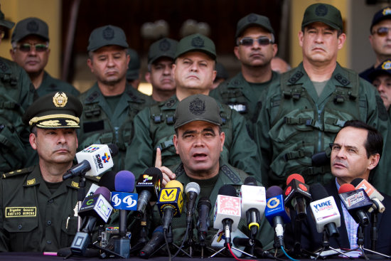 ANUNCIO. Padrino en conferencia de prensa.