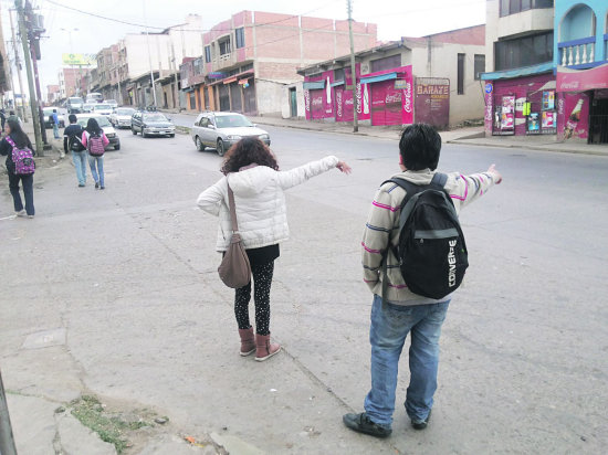 SERVICIO. En las horas de mayor demanda, los usuarios tienen dificultades para tomar un taxi, ya que muchos conductores 