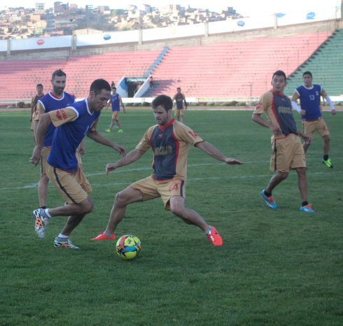 Los integrantes de Universitario en la sesin futbolstica de ayer, en el estadio Patria.