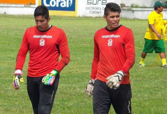 El arquero Arancibia (d) lleva cinco aos jugando en la Liga.