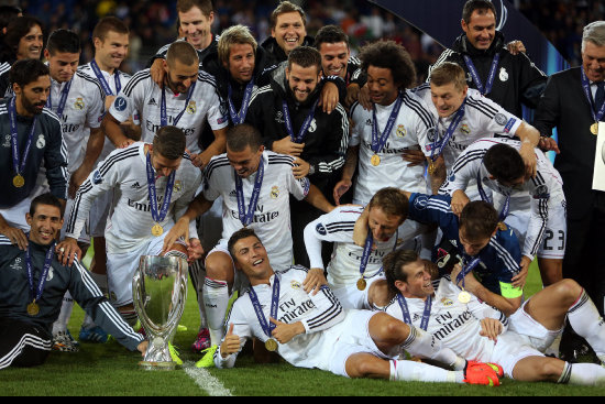 La celebracin de los jugadores del Real Madrid luego de recibir el trofeo de campen de la Supercopa de Europa.