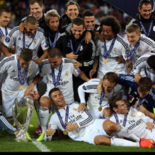 La celebracin de los jugadores del Real Madrid luego de recibir el trofeo de campen de la Supercopa de Europa.