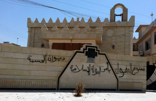 IRAK. Una iglesia cristiana desocupada con un grafiti en rabe en sus paredes que dice: 