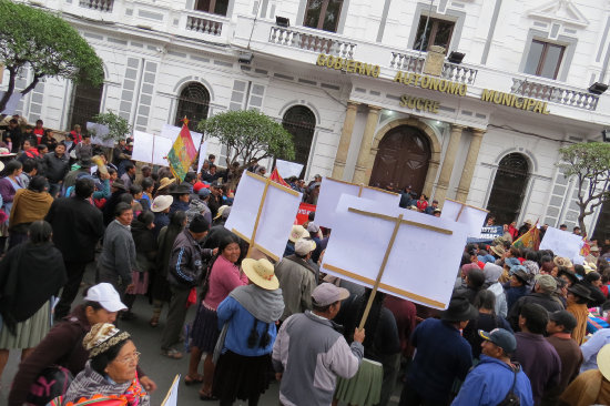 MOVILIZACIN. Portando pancartas en contra de los concejales, los comerciantes de cuatro federaciones marcharon por las calles del centro de Sucre.