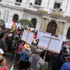 MOVILIZACIN. Portando pancartas en contra de los concejales, los comerciantes de cuatro federaciones marcharon por las calles del centro de Sucre.