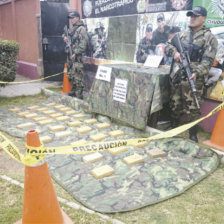 DROGA. Las rutas de Chuquisaca son usadas por narcos para trasladar sustancias controladas. En la foto la ltima incautacin de cocana.