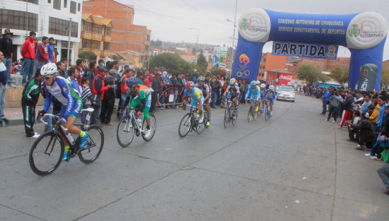 Los ciclistas que se fugaron del pelotn durante uno de los ltimos giros de la competencia de ayer, en su primera etapa, que se corri en las avenidas Jaime y Germn Mendoza de la Capital.