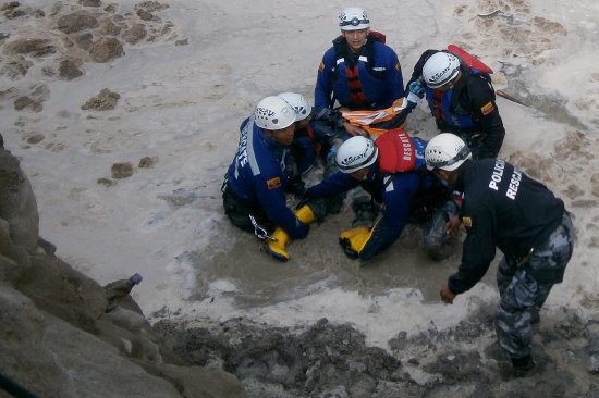 VCTIMA. Equipos rescatan un cuerpo.