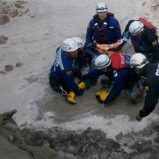 VCTIMA. Equipos rescatan un cuerpo.