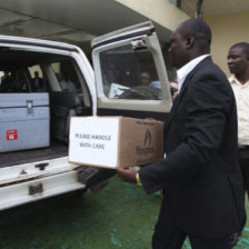 LIBERIA. Llegan cajas de tratamiento.