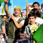 PROTESTA. Un grupo de kurdos protesta contra la violencia en el norte de Irak, en Holanda.