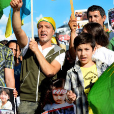 PROTESTA. Un grupo de kurdos protesta contra la violencia en el norte de Irak, en Holanda.