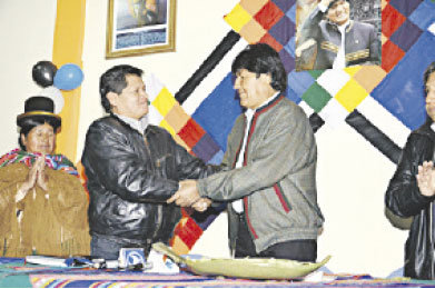 Retorno. Morales y Mamani, ayer.