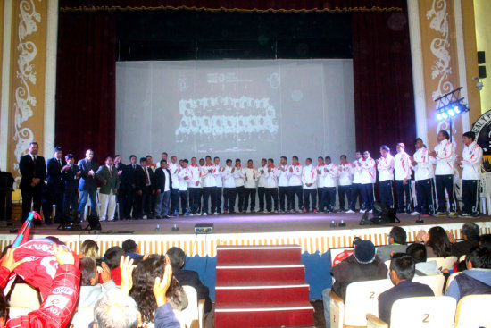 Jugadores, cuerpo tcnico y dirigentes son ovacionados por los hinchas y simpatizantes de Universitario que acudieron a la gala nocturna.