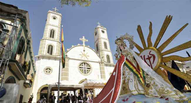 FESTIVIDAD. El paso de los bailarines fue antecedido por la Virgen de Urkupia.