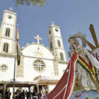 FESTIVIDAD. El paso de los bailarines fue antecedido por la Virgen de Urkupia.