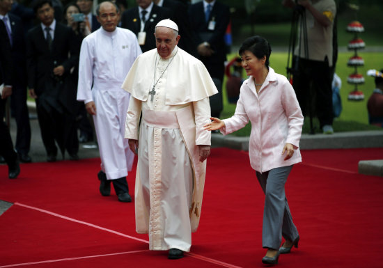 VISITA. El papa Francisco, acompaado por la presidenta surcoreana, Park Geun-hye.