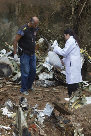 INVESTIGACIN. Expertos en aeronutica recogen restos del avin en el que viajaba Campos.